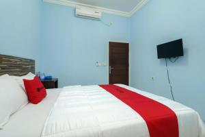 RedDoorz Syariah @ Mora Garden Bungo客房内的一张或多张床位
