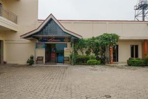 BebekoRedDoorz Syariah @ Mora Garden Bungo的前面有一条鹅卵石街道的建筑