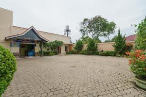 RedDoorz Syariah @ Mora Garden Bungo外面的花园