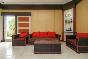 RedDoorz Syariah @ Mora Garden Bungo的休息区