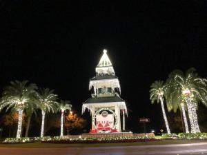 卡尔顿Sweet Spot Studio in PGA Village 2 beds B的棕榈树钟楼