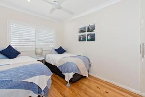 Adrift at Dolphin Cove Apt 5 - riverfront modern客房内的一张或多张床位