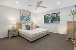 a bedroom with a bed and a window at Walk to Hastings Street, Noosa Sound in Noosa Heads