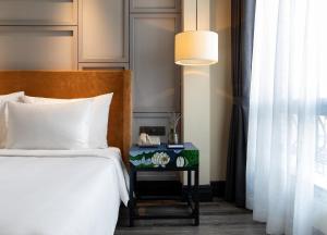Postel nebo postele na pokoji v ubytování Solaria Hanoi Hotel
