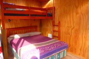 Двухъярусная кровать или двухъярусные кровати в номере Grandad's Homestay 298
