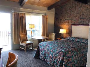 Ένα ή περισσότερα κρεβάτια σε δωμάτιο στο Dunes Inn Alamosa