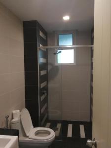 a bathroom with a toilet and a glass shower at Homestay Kuala Lumpur ; Terminal TBS ; Bukit Jalil in Kuala Lumpur