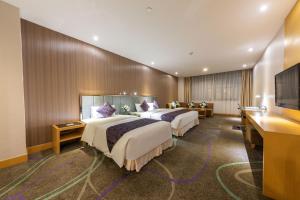 เตียงในห้องที่ Dorsett Wuhan