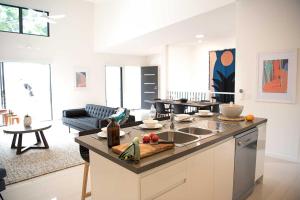 Acacia Villa في نوسا هيدز: مطبخ مع سطح عمل وغرفة معيشة
