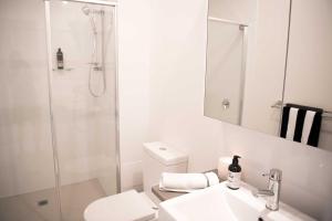 Acacia Villa في نوسا هيدز: حمام مع دش ومرحاض ومغسلة +19 صورة