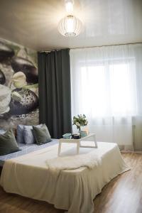 ケメロヴォにあるApartments on Volgogradskayaのベッドルーム1室(大型ベッド1台、テーブル付)