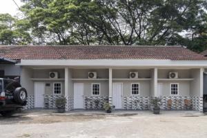 ein Haus mit einem davor geparkt in der Unterkunft RedDoorz Plus near Tambun Station in Bekasi