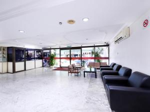 a lobby with couches and tables in a building at Super OYO 979 Hua Kuok Inn in Kuching