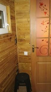 een badkamer met een houten deur en een toilet bij частный дом, отдельный вход и двор in Tsjerkasi