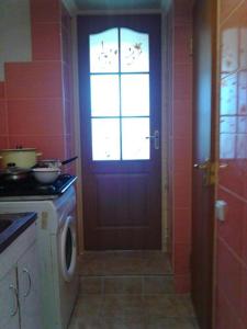 een keuken met een deur met een raam erop bij частный дом, отдельный вход и двор in Tsjerkasi