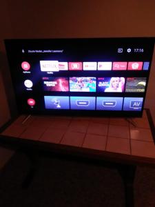 Telewizor siedzący na stole w obiekcie Kanada Inn u Klínovce w mieście Vejprty