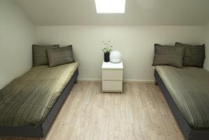 Ліжко або ліжка в номері Pizza House Bed Simrishamn