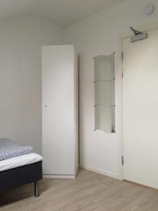 Ліжко або ліжка в номері Pizza House Bed Simrishamn