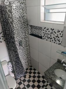 
Um banheiro em Pousada Eldorado Guarujá

