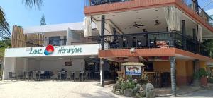 um edifício com mesas e cadeiras em frente em Lost Horizon Beach Dive Resort em Panglao