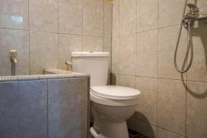 een badkamer met een toilet en een douche bij OYO 2029 Hotel Jatimas in Baturusa