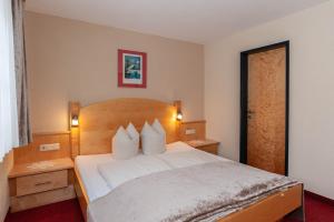 カップルにあるChalet Paznaunのベッドルーム1室(白いシーツと枕のベッド1台付)