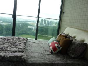 una camera da letto con letto con cuscini e ampia finestra di Homestay Cyberjaya ; Putrajaya ; KLIA a Cyberjaya