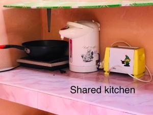 una cocina con una batidora y una caja en un mostrador en Rimsuan House, en Ko Lanta