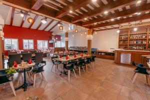En restaurant eller et andet spisested på Hotel Manang