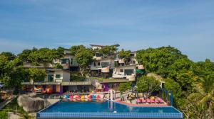 ośrodek z basenem i parkiem wodnym w obiekcie Skymoon Resort w mieście Haad Rin