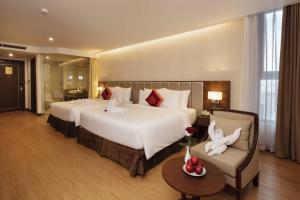 Giường trong phòng chung tại Regalia Gold Hotel
