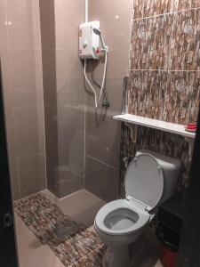 サイヨークにあるG Placeのバスルーム(トイレ、シャワー付)