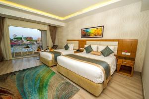 Pickalbatros Aqua Blu Sharm El Sheikh客房内的一张或多张床位