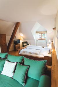 En eller flere senge i et værelse på Hotel-Gasthof Weitgasser