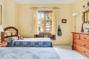 1 dormitorio con cama, ventana y vestidor en Villa Isa, en Playa Blanca