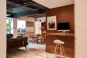 TV a/nebo společenská místnost v ubytování Nomad Hotel Lazimpat