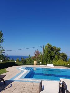 Bazén v ubytovaní Kriopigi Paradise alebo v jeho blízkosti