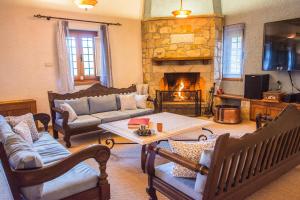 sala de estar con sofá y chimenea en Abeliona Retreat, en Ambeliona