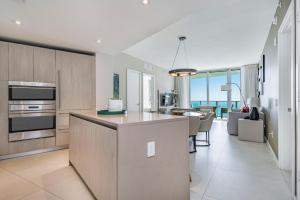 uma cozinha e sala de estar com vista para o oceano em Ocean front 2 bedroom Hollywood Beach Resort 29th floor em Hallandale Beach