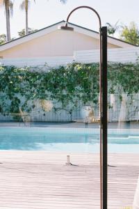 eine Straßenbeleuchtung neben einem Pool in der Unterkunft Byron Springs in Byron Bay