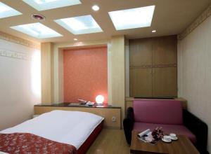 เตียงในห้องที่ Hotel Mio City (Adult Only)