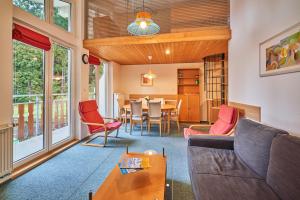 ペツ・ポト・スニェシュコウにあるPoustevnik Apartmentsのソファとテーブルのあるリビングルーム