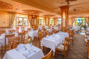 A restaurant or other place to eat at Occidental Marco Polo