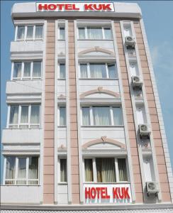 ein Schild an der Seite eines Gebäudes in der Unterkunft Hotel Kuk in Istanbul