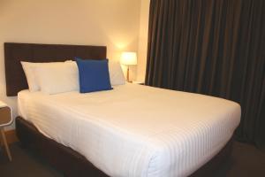 Voodi või voodid majutusasutuse BIG4 Stuart Range Outback Resort toas
