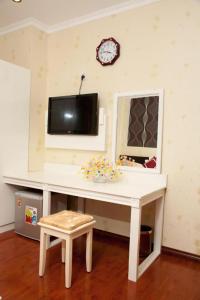 TV a/nebo společenská místnost v ubytování Linh Phuong 2 Hotel