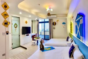 A bed or beds in a room at 澳玩客電梯民宿 Még 37 kép