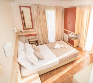 a bedroom with a large white bed in a room at Platamon Centrale in Platamonas