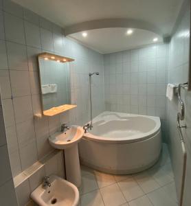 Kylpyhuone majoituspaikassa Intourist-Zakarpattia Hotel