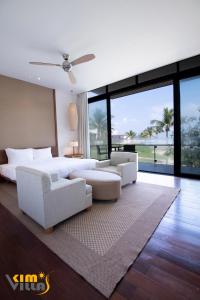 Giường trong phòng chung tại Kims Beachfront Da Nang Pool Villa